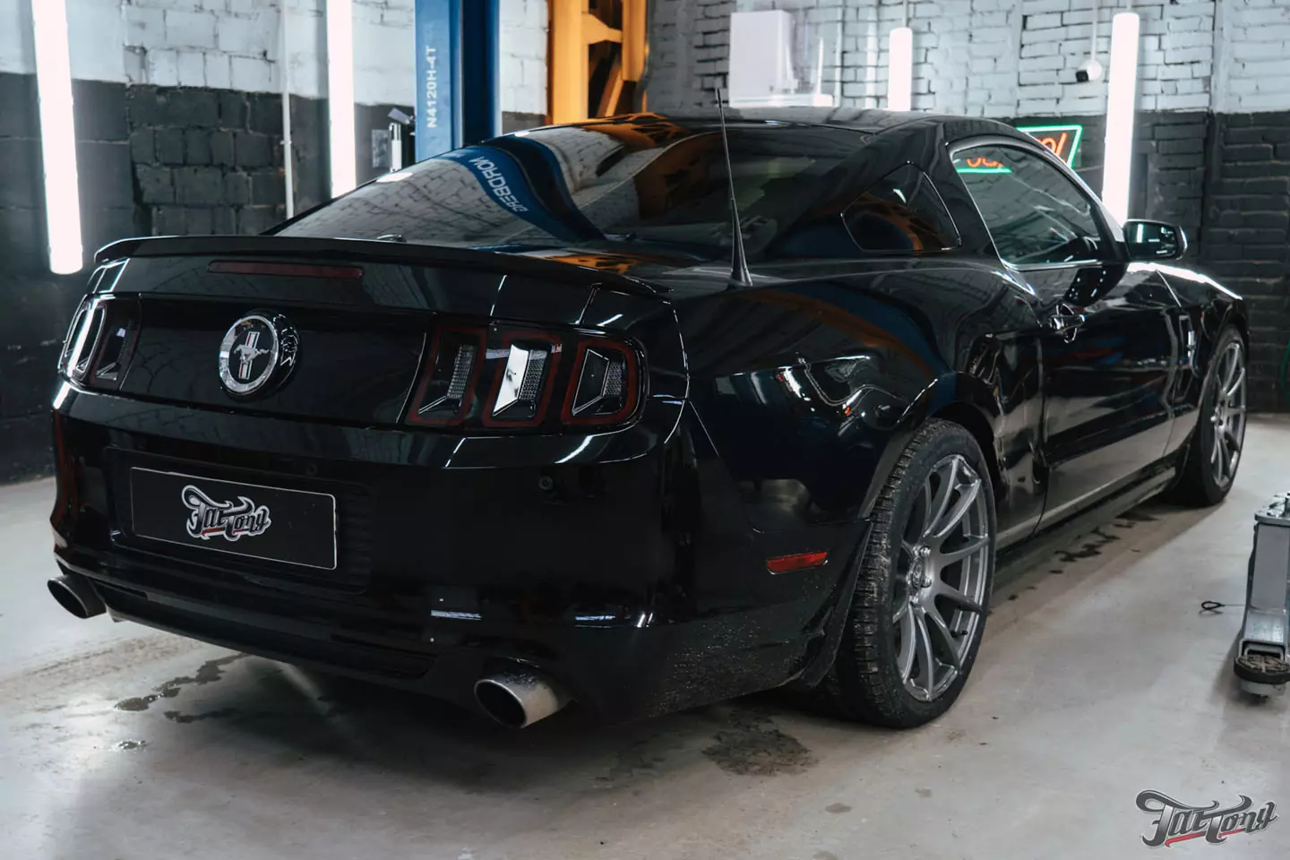Техническое обслуживание Ford Mustang, установка усиленной тормозной системы, окрас и керамика дисков
